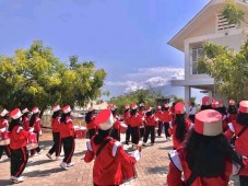 Para siswa tampil perdana memainkan DRUMBAND saat menyambut tamu ASIDEWI (Asosiasi Pengembangan Desa Wisata) Kab.Flores Timur